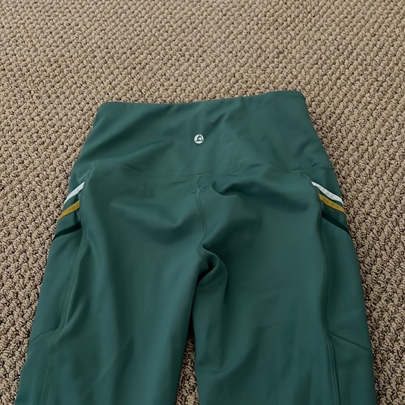 green leggings with three pockets on each side - Picture 3 of 4